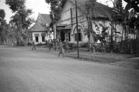 Oude koloniale gebouwen. Vrouwen met schalen op hoofd, Bestanddeelnr 336-4-4