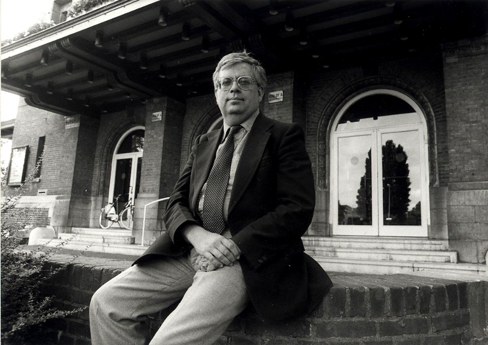 Peter Lohr, Schouwburg- en Concertgebouwdirecteur, voor de ingang van de Schouwburg. Aangekocht in 1979 van United Photos de Boer bv. - Negatiefnummer 18294 k 17. - Gepubliceerd in het Haarl, NL-HlmNHA 1478 25900 K 38