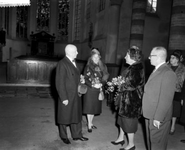 Overdracht van de Willem de Zwijgerlaan voor de Oude Kerk te Delft, vlnr Joe, Bestanddeelnr 911-8156