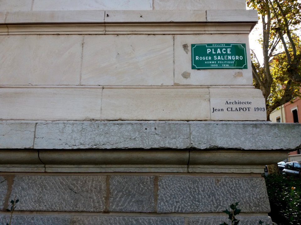 Oullins - Place Roger Salengro, plaque et plaque d'architecte de l'hôtel de ville