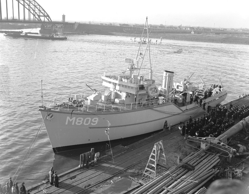 Overdracht mijnenveger Naaldwijk te Alblasserdam scheepswerf De Noord, Bestanddeelnr 907-4919