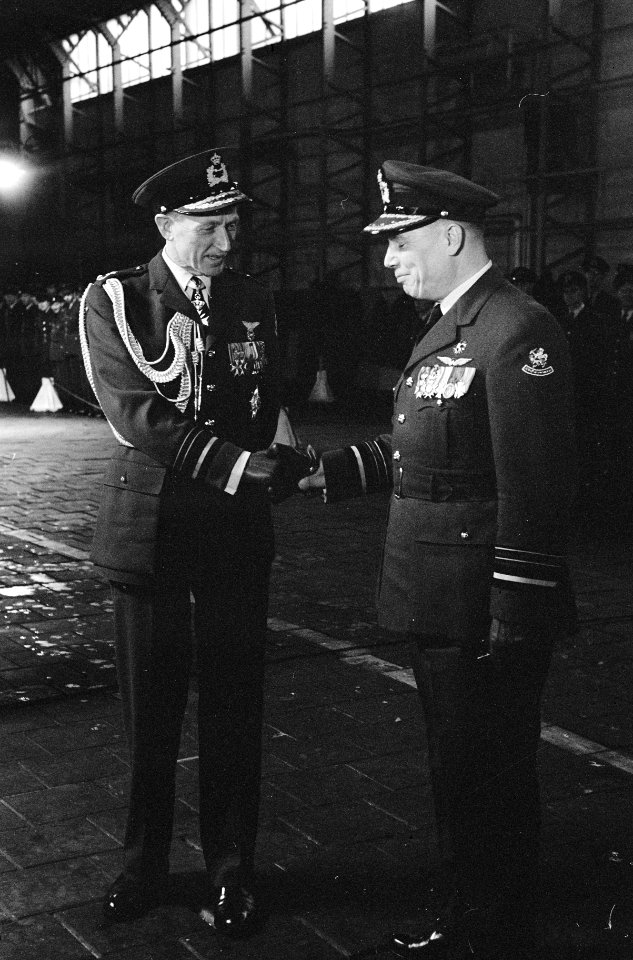 Overdracht commando der Luchtstrijdkrachten te Soesterberg Luitenant generaal H, Bestanddeelnr 913-2438