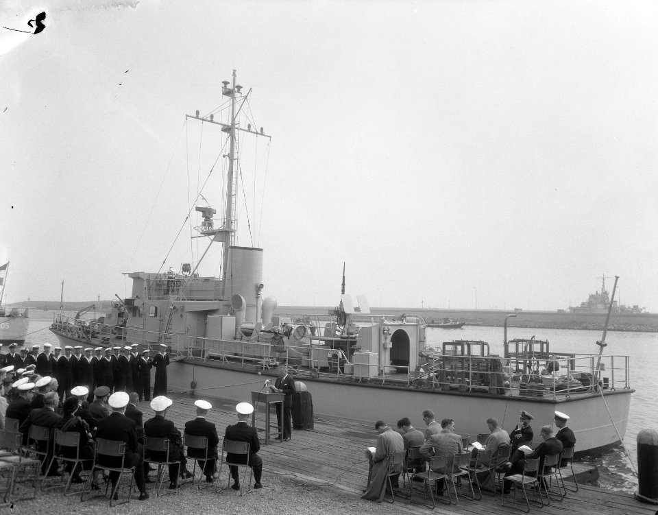 Overdracht van eerste van de vijf patrouillevaartuigen van het officiele shore p, Bestanddeelnr 906-6518