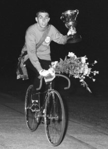 Patrick Sercu wint Piet Moeskopsbeker, Patrick Sercu rijdt ereronde, Bestanddeelnr 917-9002