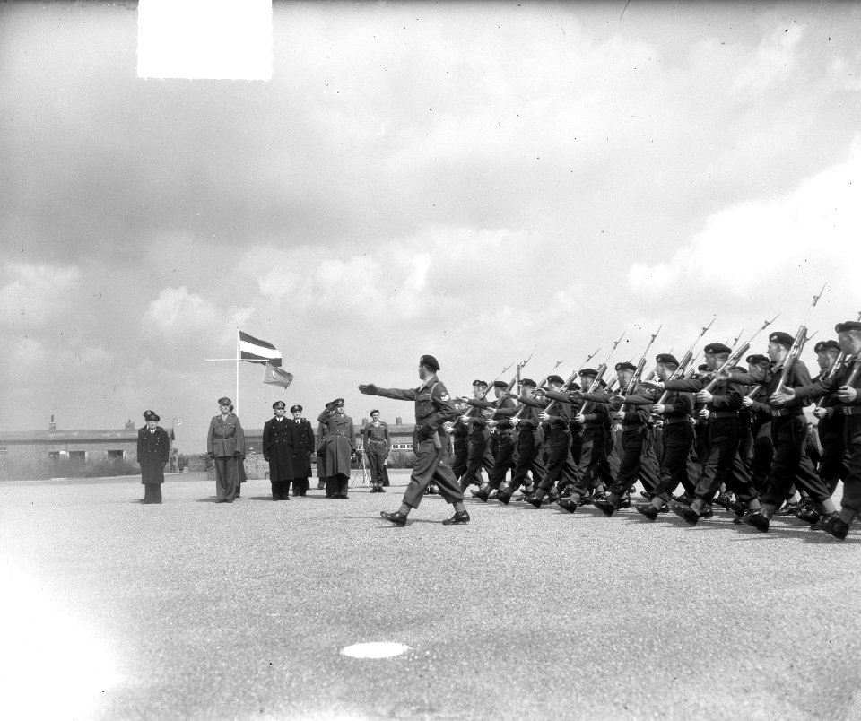 Overdracht commando Marine aan LSK op vliegveld te Uden, Bestanddeelnr 904-5073