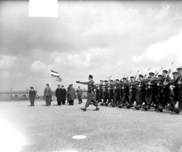 Overdracht commando Marine aan LSK op vliegveld te Uden, Bestanddeelnr 904-5073