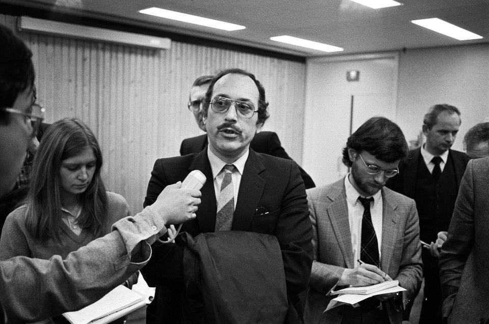 Persconferentie OGEM over de situatie waarin OGEM verkeert. Dhr. Van Stratum (m., Bestanddeelnr 931-9317