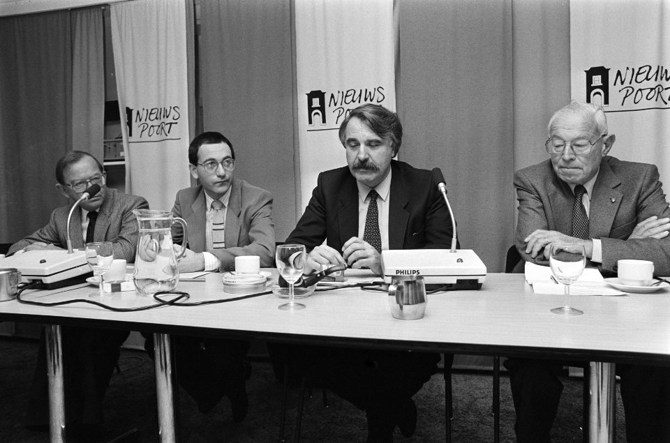 Persconferentie Stichting Sponsorkunst met rechts Andre van der Louw, Bestanddeelnr 933-1255