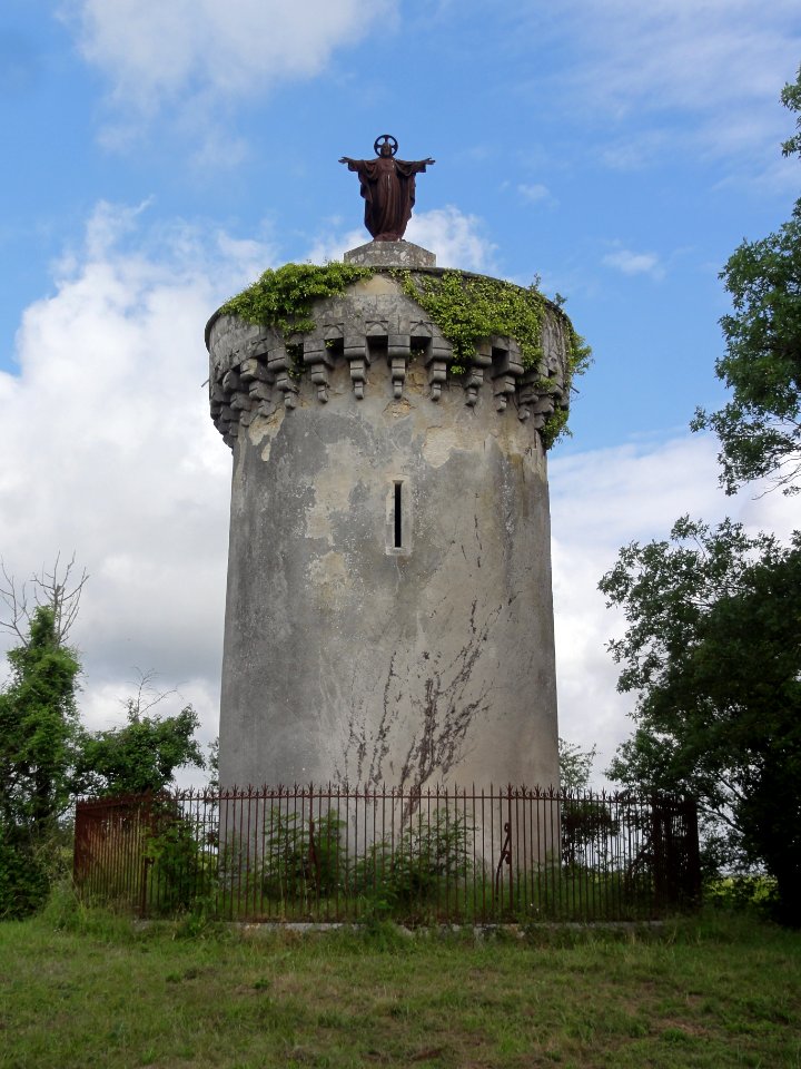 Pons (Charente-Maritime) tour avec statue du Sacré-Coeur, à l'entrée du bourg