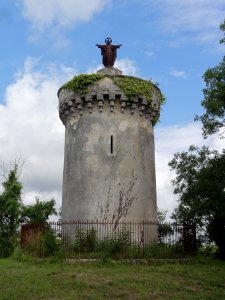 Pons (Charente-Maritime) tour avec statue du Sacré-Coeur, à l'entrée du bourg