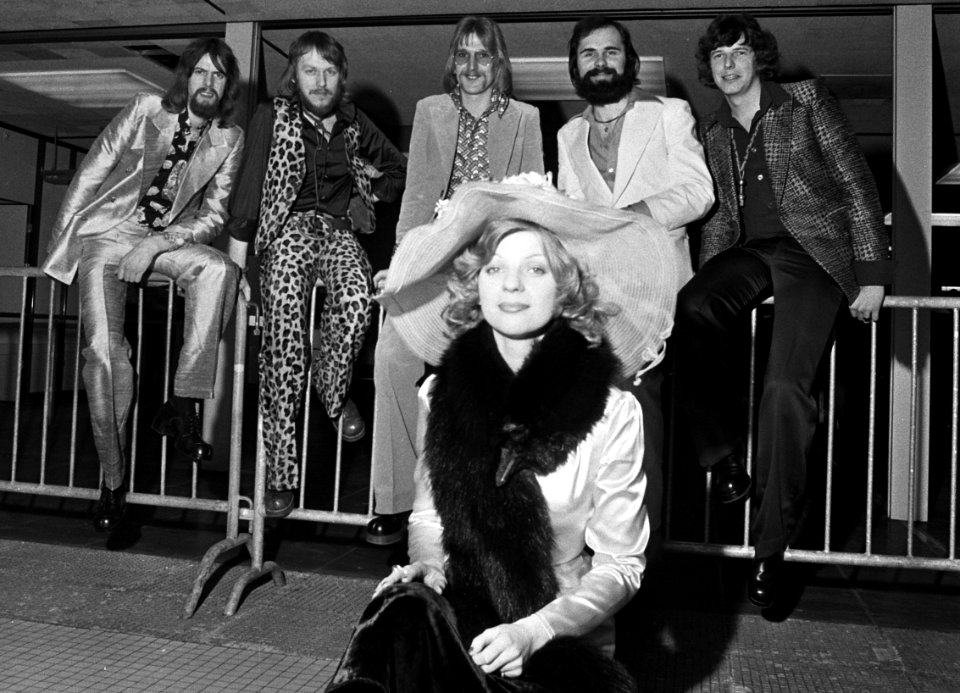 Popgroep Teach in van Schiphol naar Stockholm voor Eurovisie Songfestival, Bestanddeelnr 927-8107 (cropped)
