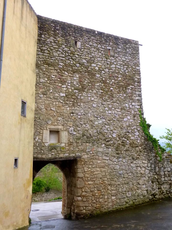 Peñacerrada - Puerta amurallada 02
