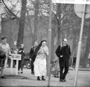 Pax Christi begonnen, circa 3000 deelnemers naar Den Bosch , op weg naar de star, Bestanddeelnr 916-2589