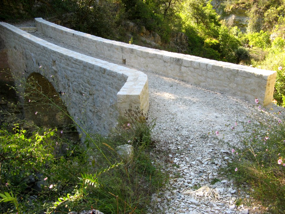 Pont romain de Virounours (commune de Peille) vue de profil