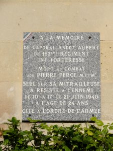 Pontavert (Aisne) mairie, plaque mémorial corporal Aubert
