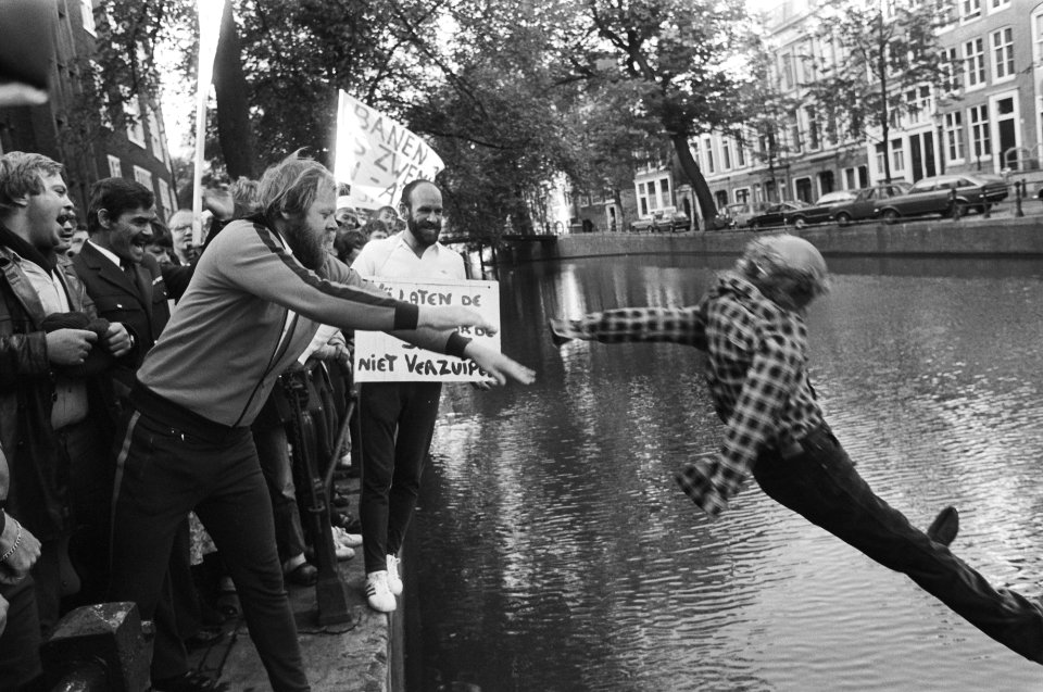 Pop in het water bij het stadhuis die door één van de demonstranten gered word, Bestanddeelnr 932-3368