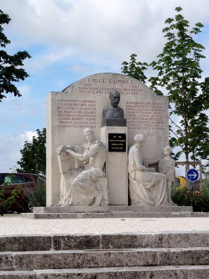 Pons (Charente-Maritime) memorial Emile Combes