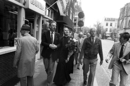 Poolse bisschop Domin (van Katowice) in Utrecht, wandelen, Bestanddeelnr 932-2248