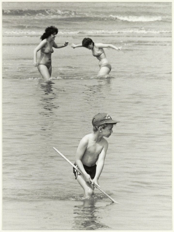 Pootjebaden in de Noordzee. NL-HlmNHA 54005572