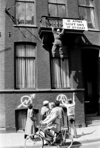 Pop aan het balkon van een kraakpand in Amsterdam ivm dreigende uitzetting, Bestanddeelnr 930-9199