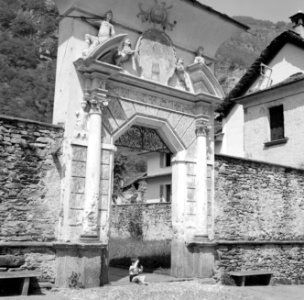 Poortgebouw van een groot huis in het Maggia dal, een van de dalen van Tessin, Bestanddeelnr 254-5091