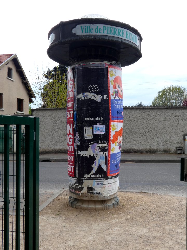 Pierre-Bénite - Rue Ampère - Colonne publicitaire