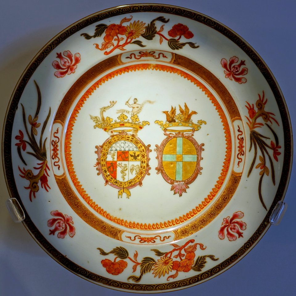 Plate with the arms of Visconti and Cusani, China, Qing dynasty, Kangxi period, c. 1722, porcelain, polychrome enamel, gold - Montreal Museum of Fine Arts - Montreal, Canada - DSC09371