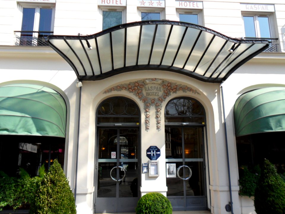 Porte d'entrée de l'hôtel Raspail à Paris