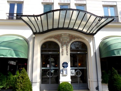 Porte d'entrée de l'hôtel Raspail à Paris