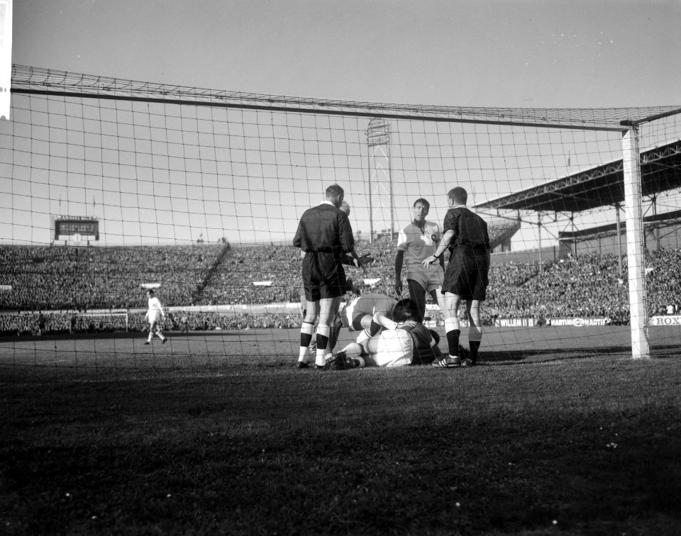 Piet Kruiver in botsing met keeper, Bestanddeelnr 918-3269