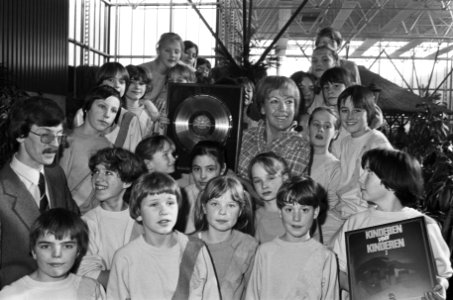 Platina plaat uitgereikt aan Flory Anstadt , producer plaat kinderen voor kinde, Bestanddeelnr 931-9921