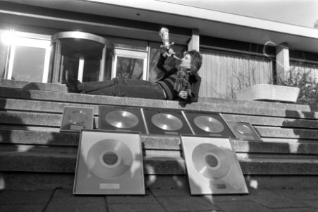 Popsinger Rod Stewart krijgt gouden LPs, Edison en Oscar in Hilton Amsterdam, Ro, Bestanddeelnr 925-1083