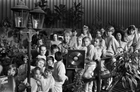 Platina plaat uitgereikt aan Flory Anstadt , producer plaat kinderen voor kinde, Bestanddeelnr 931-9920