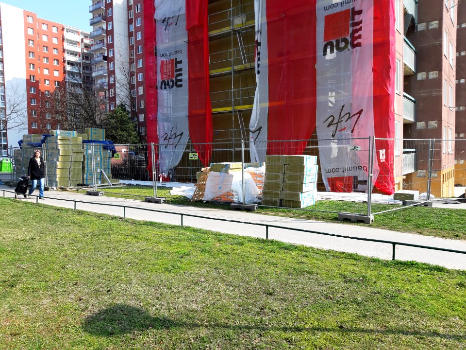 Počátek zateplování paneláku na Bzenecké 20190324 103446