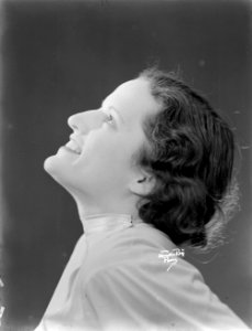 Portret van actrice Adrienne Canivez, Bestanddeelnr 190-0721