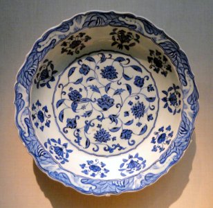 Plate, Iznik, Turkey, 1525-1535 AD, stonepaste painted under glaze - Freer Gallery of Art - DSC05415