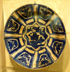 Plate with eight-pointed star and dove, Iran, c. 1700 AD, glazed earthenware - Huntington Museum of Art - DSC04859