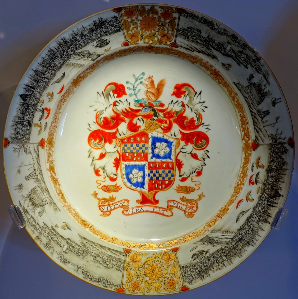 Plate with the arms of Lee of Coton quartered with Astley, China, Qing dynasty, Yongzheng period, c. 1730-1735, porcelain, polychrome enamel, gilt - Montreal Museum of Fine Arts - Montreal, Canada - DSC09377