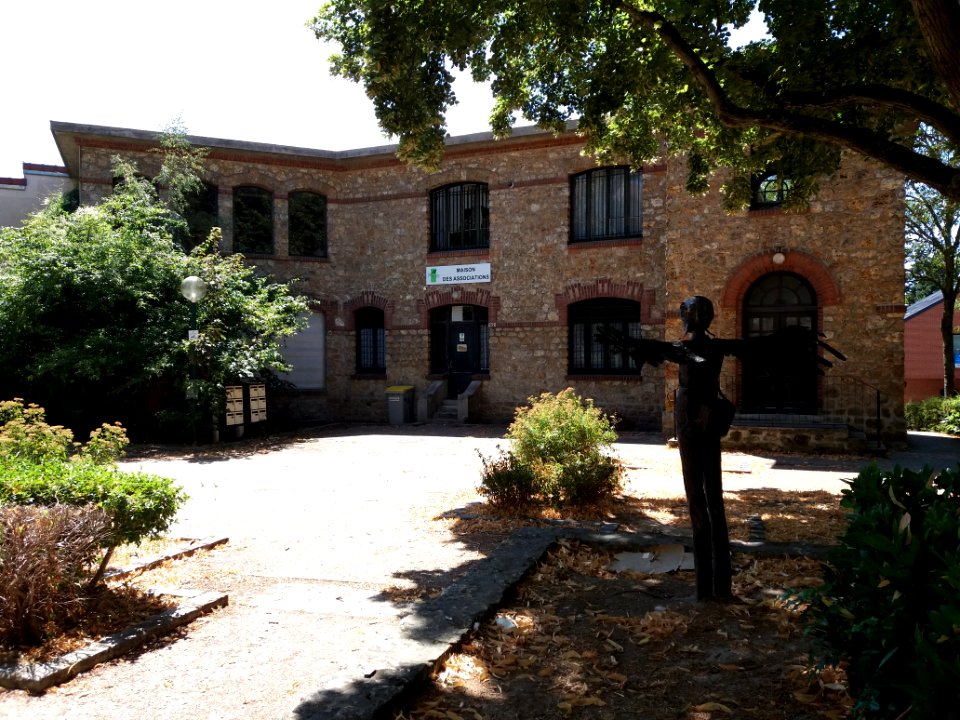 Plaisir - Square de la Croix du Sud - Maison des associations