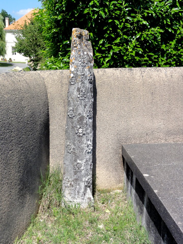Pleine-Selve (Gironde) stèle sculpté au cimetière