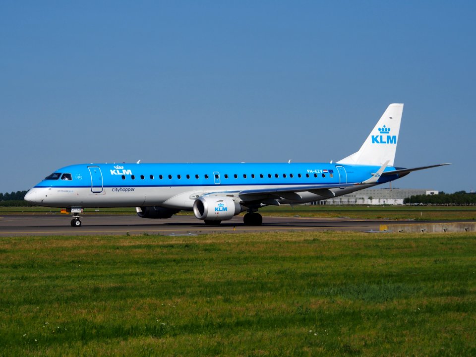 PH-EZV KLM Cityhopper Embraer ERJ-190STD (ERJ-190-100) taxiing 21july2013 pic-003