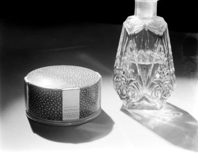 Poederdoos en parfumflesje van Gemey, Bestanddeelnr 190-0894