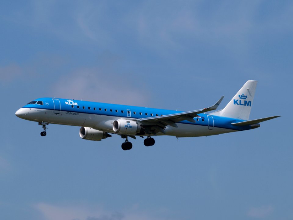 PH-EZW KLM Cityhopper Embraer ERJ-190STD (ERJ-190-100) pic1