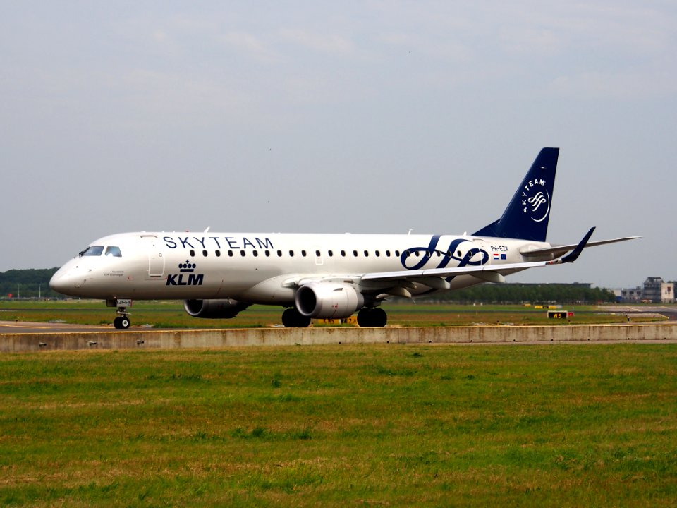 PH-EZX KLM Cityhopper Embraer ERJ-190STD (ERJ-190-100) - cn 19000545 taxiing front view 13july2013 pic3