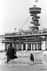Pinkster-drukte op de pier in Scheveningen, Bestanddeelnr 914-0147