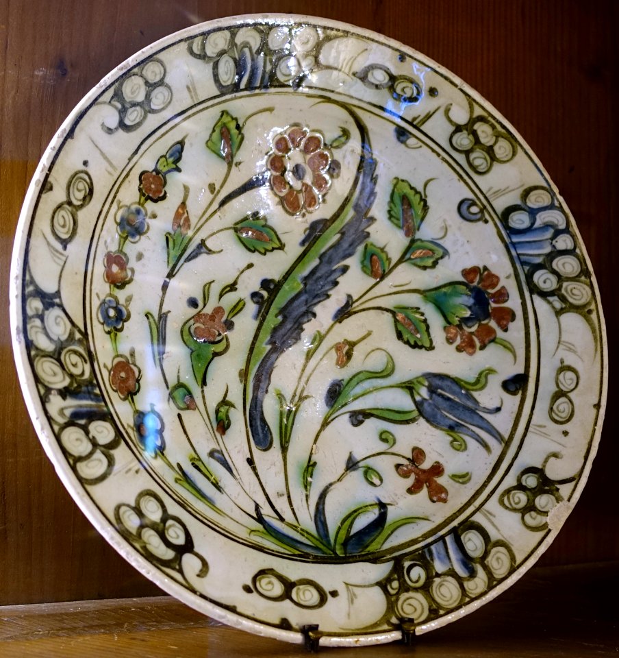 Plate, Iznik, Turkey, or Syria, 16th or 17th century AD, ceramic - Kelmscott Manor - Oxfordshire, England - DSC09956