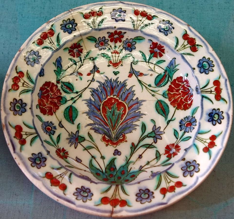 Plate, Iznik, Turkey, late 1500s, faience - Germanisches Nationalmuseum - Nuremberg, Germany - DSC03180