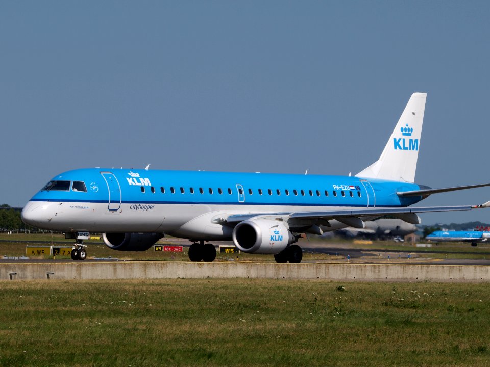 PH-EZU KLM Cityhopper Embraer ERJ-190STD (ERJ-190-100) - cn 19000522, taxiing 21july2013 pic-001