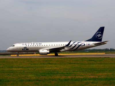 PH-EZX KLM Cityhopper Embraer ERJ-190STD (ERJ-190-100) - cn 19000545 taxiing front view 13july2013 pic5