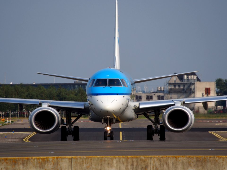 PH-EZT KLM Cityhopper Embraer ERJ-190STD (ERJ-190-100) taxiing, 25august2013 pic-1